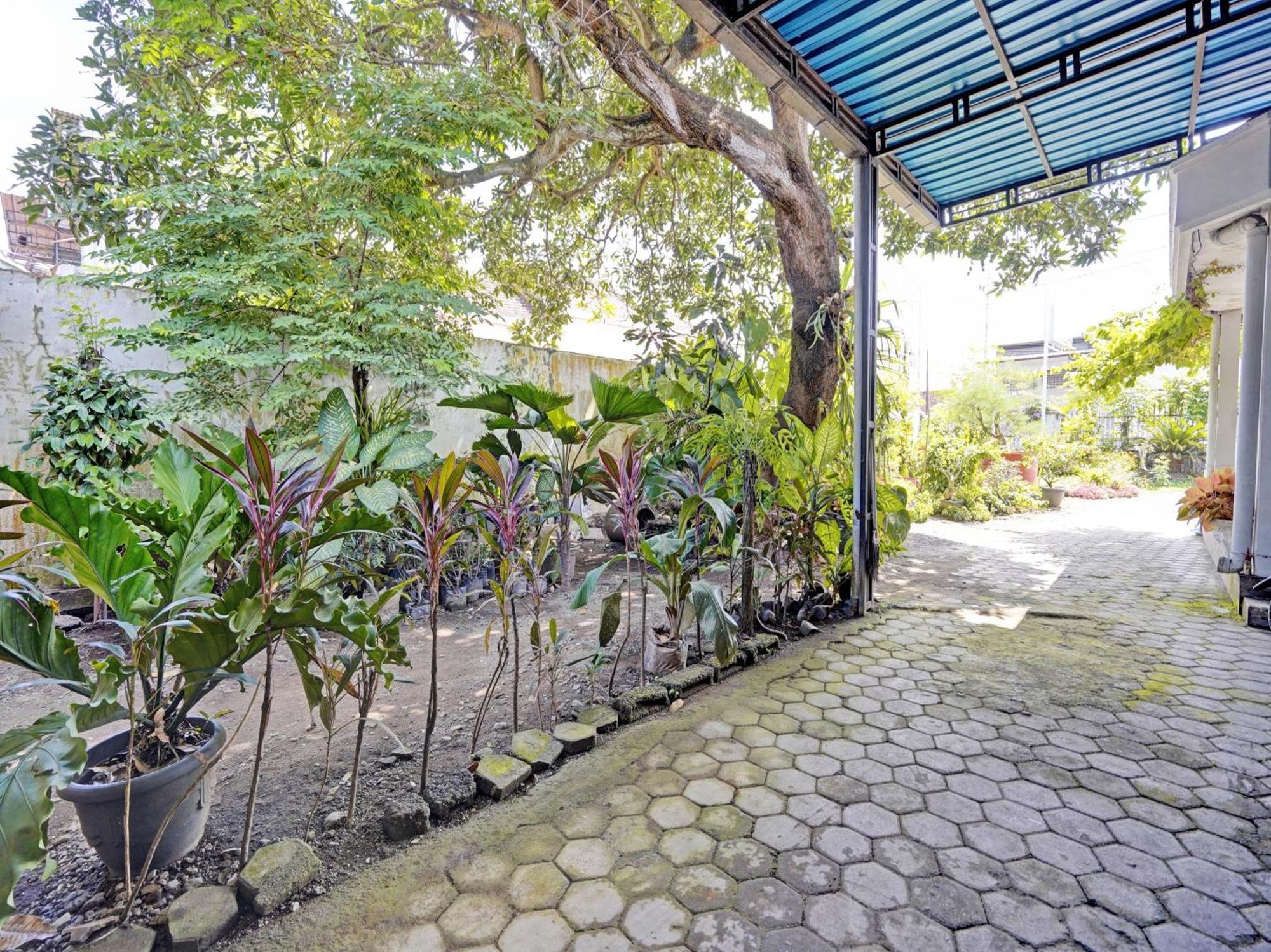 Hotel Oyo Life 92937 Kost Putri Sarkara Syariah Banyuwangi  Esterno foto
