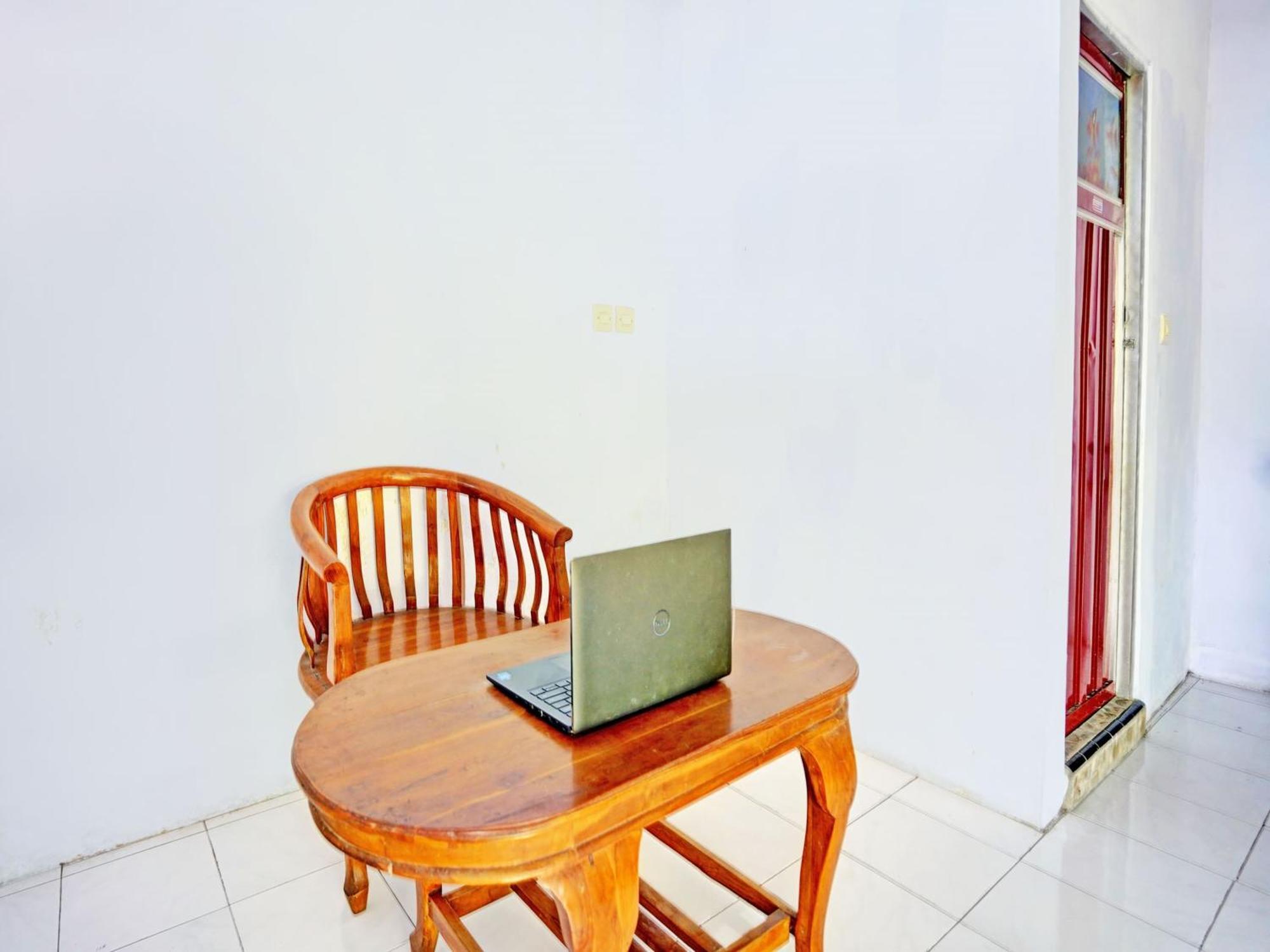 Hotel Oyo Life 92937 Kost Putri Sarkara Syariah Banyuwangi  Esterno foto