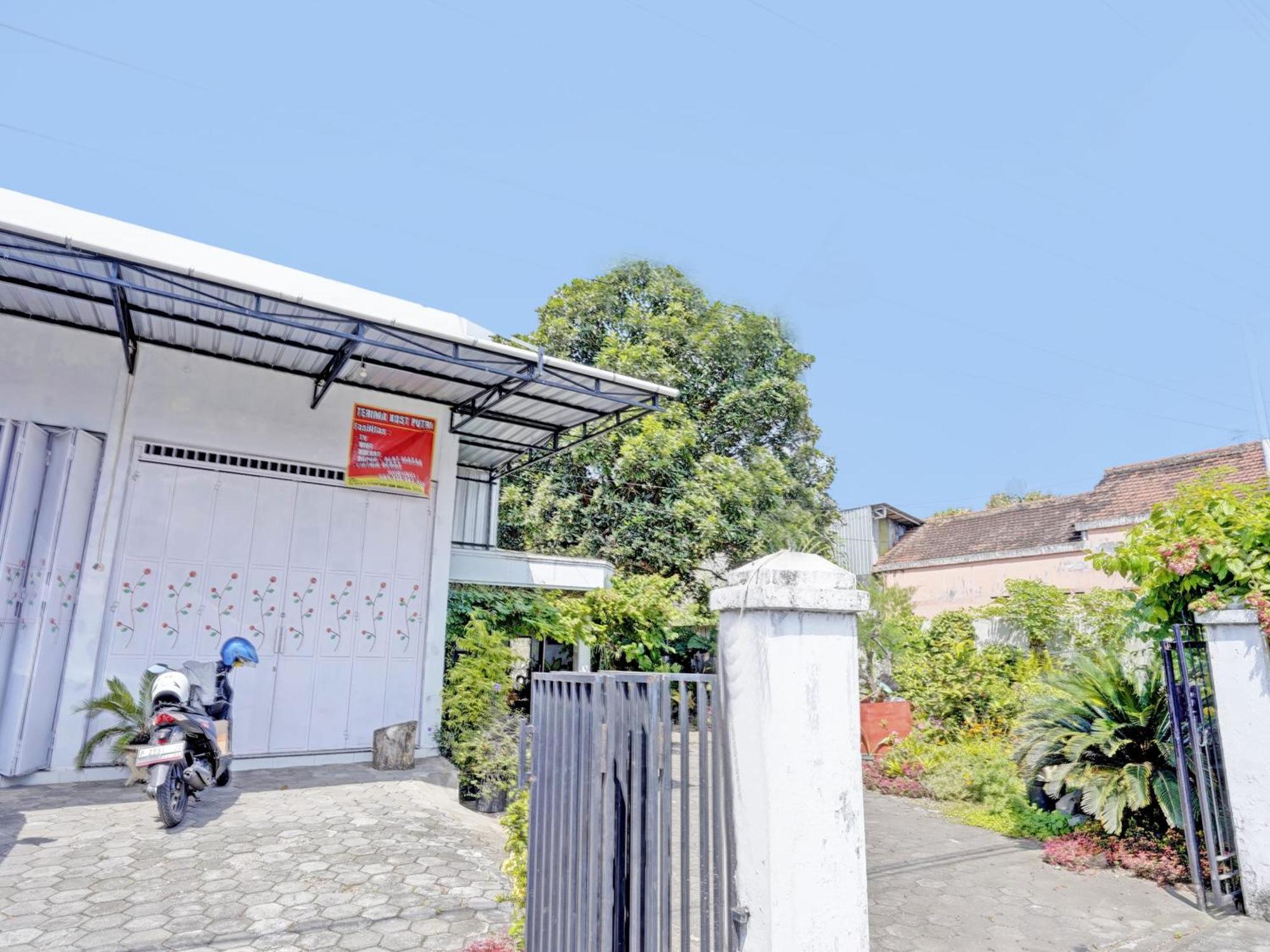 Hotel Oyo Life 92937 Kost Putri Sarkara Syariah Banyuwangi  Esterno foto