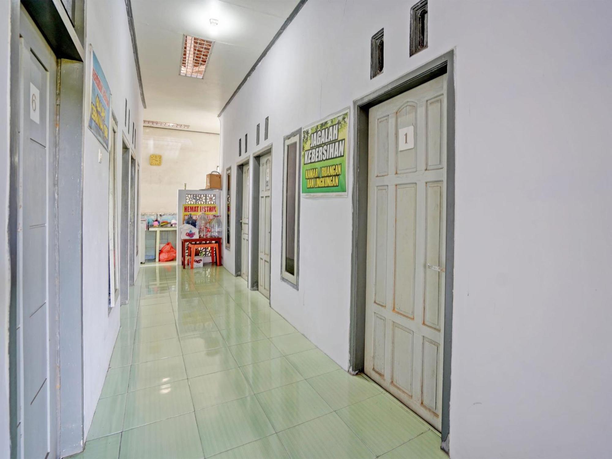 Hotel Oyo Life 92937 Kost Putri Sarkara Syariah Banyuwangi  Esterno foto