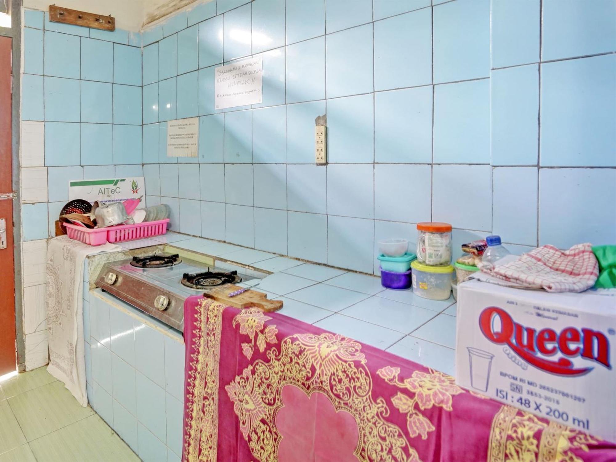 Hotel Oyo Life 92937 Kost Putri Sarkara Syariah Banyuwangi  Esterno foto
