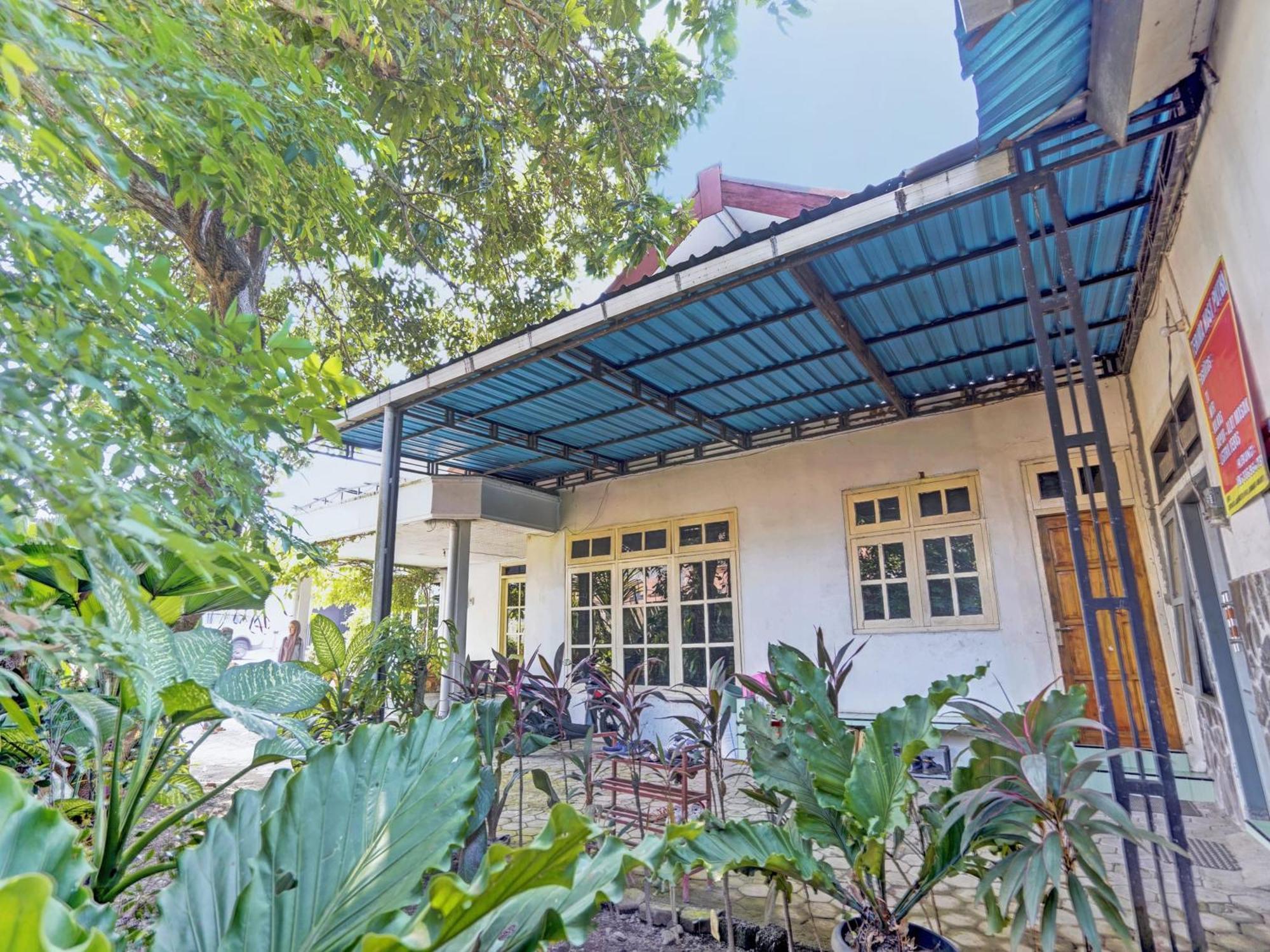 Hotel Oyo Life 92937 Kost Putri Sarkara Syariah Banyuwangi  Esterno foto